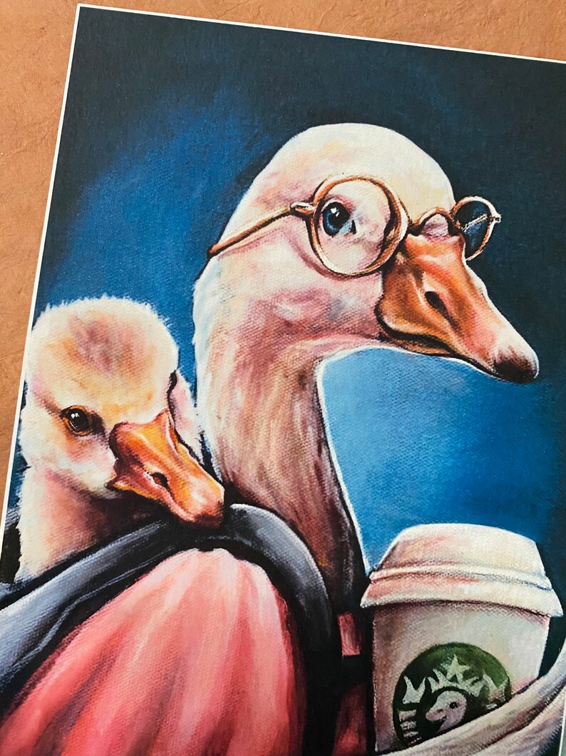 K&ouml;nnte beinhalten: Ein Gem&auml;lde von zwei G&auml;nsen, eine tr&auml;gt eine Brille und tr&auml;gt eine Kaffeetasse. Die Gans im Vordergrund tr&auml;gt ein rosa Hemd und einen Rucksack. Der Hintergrund ist blau.