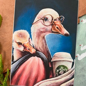K&ouml;nnte beinhalten: Ein Gem&auml;lde von zwei G&auml;nsen, eine tr&auml;gt eine Brille und h&auml;lt eine Kaffeetasse. Die Gans im Vordergrund tr&auml;gt ein rosa Hemd und einen Rucksack. Der Hintergrund ist ein blauer Farbverlauf.