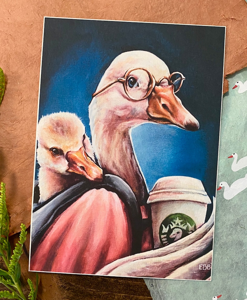 K&ouml;nnte beinhalten: Ein Gem&auml;lde von zwei G&auml;nsen, eine tr&auml;gt eine Brille und h&auml;lt eine Kaffeetasse. Die Gans im Vordergrund tr&auml;gt ein rosa Hemd und einen Rucksack. Der Hintergrund ist ein blauer Farbverlauf.