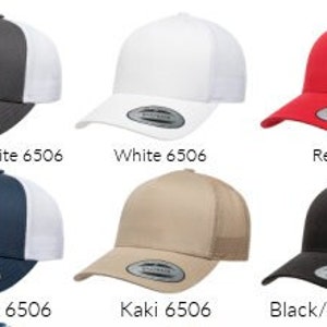 Puede incluir: Diez variaciones de color diferentes de una gorra de camionero con malla en la parte posterior. Las gorras est&aacute;n disponibles en colores s&oacute;lidos y combinaciones de dos colores. Las gorras tienen una visera plana y un estilo cl&aacute;sico de gorra de camionero.