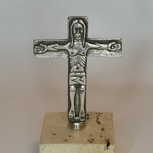 Neocatechumenal Way Itinerant Cross in metal with 5 micron silver bath. Marble resin base 5x5x2 cm Total height: 100 mm