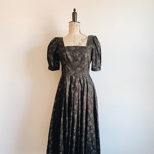Vestido de manga abullonada