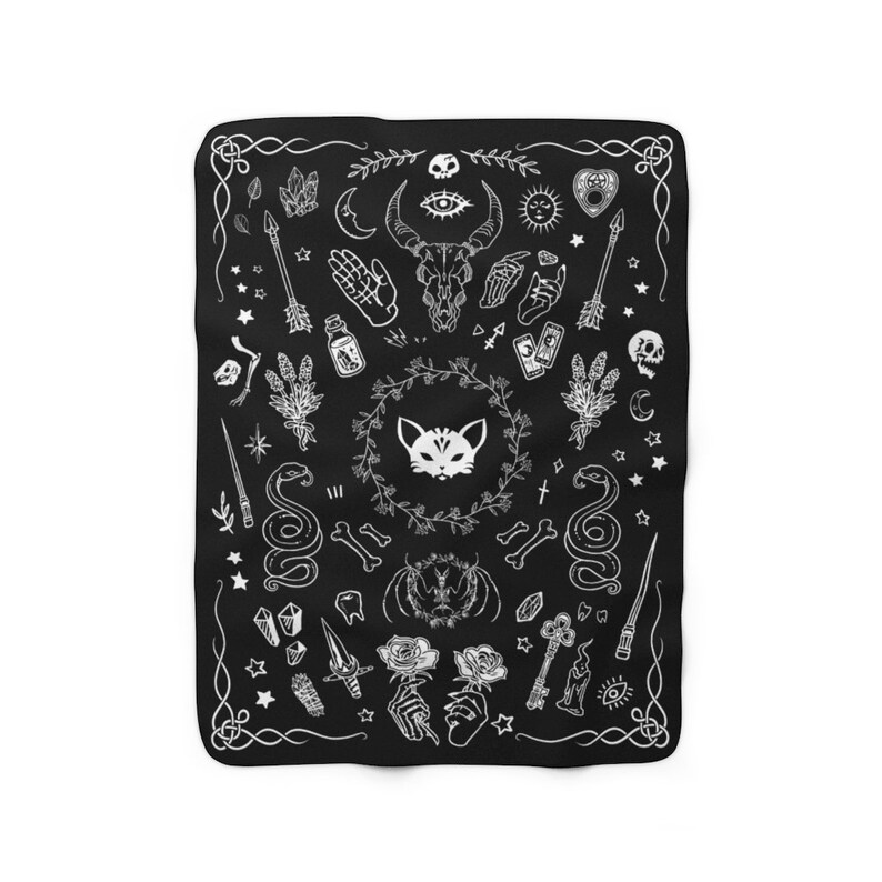 Op de afbeelding: Zwart-witte illustratie van een kat met een kroon, omringd door verschillende occulte symbolen, waaronder een schedel, slangen, tarotkaarten, kristallen en een halve maan.