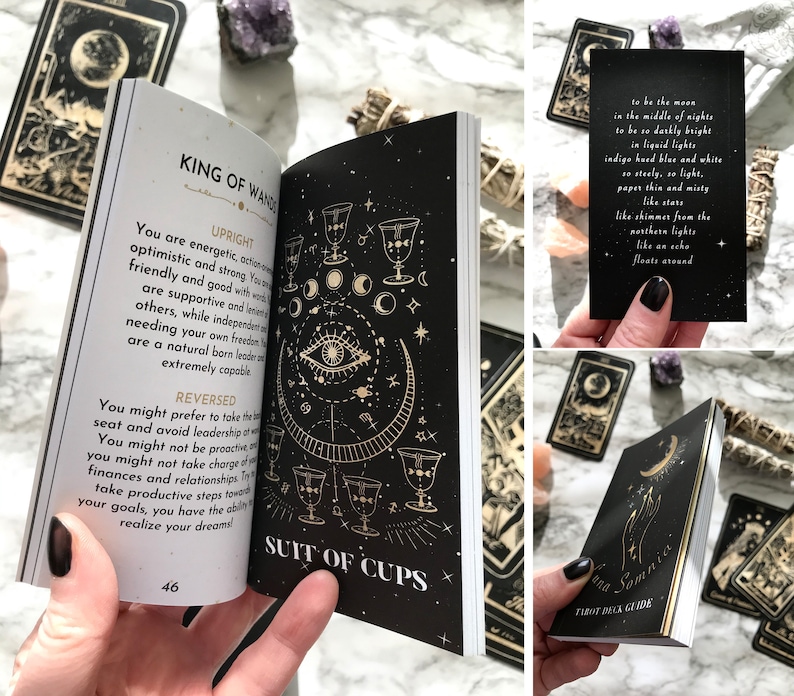 Op de afbeelding: Een zwarte en gouden tarotdeckgids met illustraties van bekers, toverstokken en manen. De gids bevat beschrijvingen van de rechtopstaande en omgekeerde betekenissen van de kaarten. De tekst op de kaart luidt "Koning van Staven" en "Pak van Bekers".