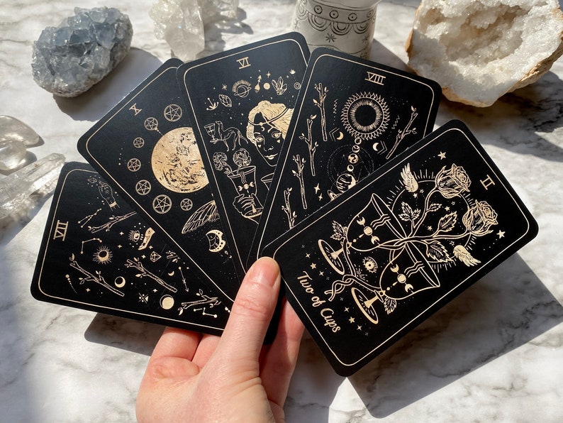 Luna Somnia Tarot Deck con guía y caja 78 cartas Full Deck Moon Dreams Starry Magic Celestial Astrology Black Gold Divination Tool imagen 2