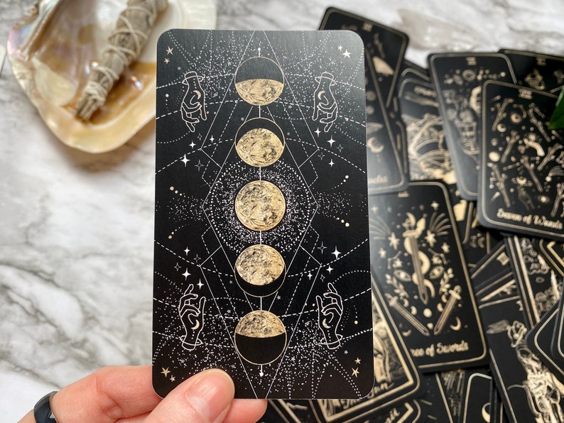 Luna Somnia Tarot Deck con guía y caja 78 cartas Full Deck Moon Dreams Starry Magic Celestial Astrology Black Gold Divination Tool imagen 9