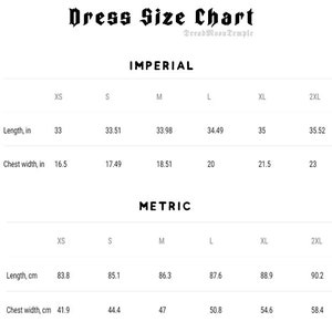 Może przedstawiać: Tabela rozmiar&oacute;w sukienek w calach i centymetrach. Tabela pokazuje wymiary dla rozmiar&oacute;w XS, S, M, L, XL i 2XL. Wymiary podano dla długości i szerokości klatki piersiowej.