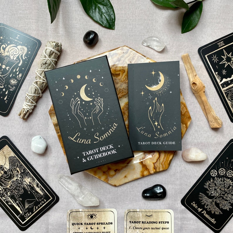 Luna Somnia Tarot Deck con guía y caja 78 cartas Full Deck Moon Dreams Starry Magic Celestial Astrology Black Gold Divination Tool imagen 3