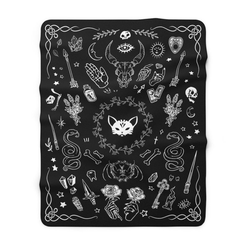 Op de afbeelding: Zwart-witte illustratie van verschillende occulte en mystieke symbolen, waaronder een kat, een slang, een schedel, kristallen, tarotkaarten en een halve maan. De symbolen zijn in een cirkelvormige opstelling op een zwarte achtergrond geplaatst.