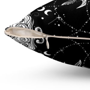 Puede incluir: Una almohada de tiro de color negro y blanco con cierre de cremallera. La almohada presenta un patr&oacute;n repetitivo de lunas, estrellas y remolinos.