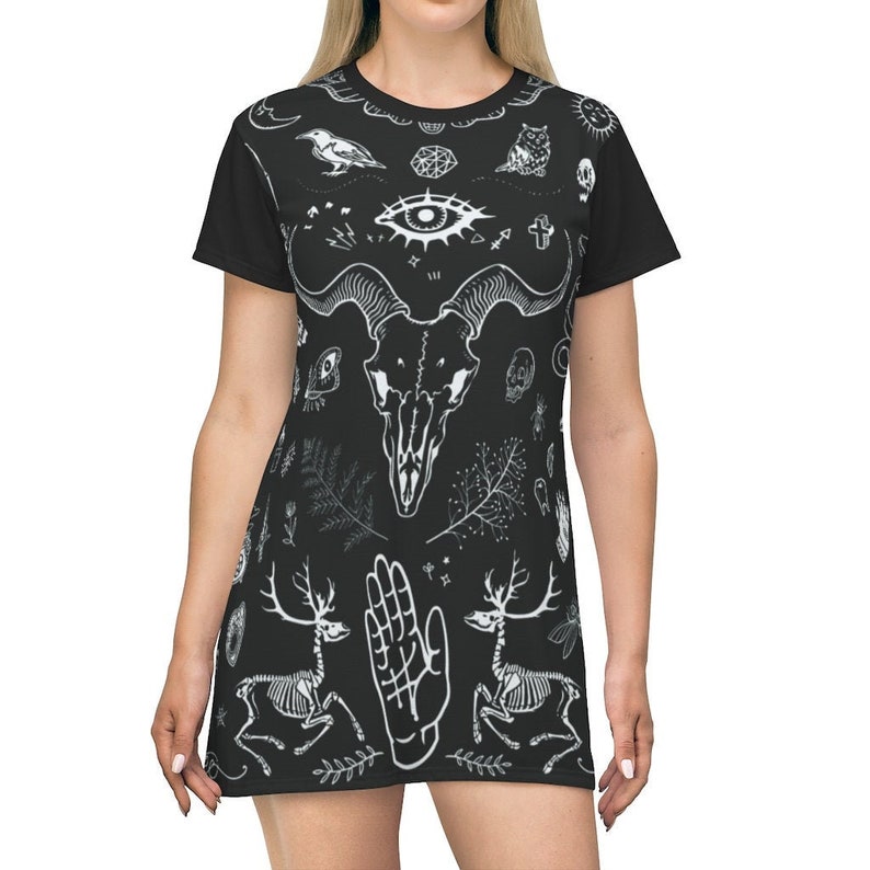 Może przedstawiać: Czarna sukienka t-shirt z białym nadrukiem r&oacute;żnych symboli okultystycznych, w tym czaszki, oka, dłoni, jelenia i ptaka.