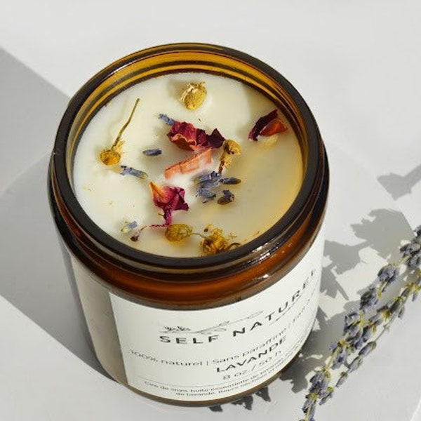 Natural candle with soy wax and dried flowers