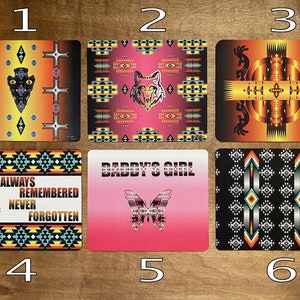 Puede incluir: Seis posavasos cuadrados de colores con diferentes diseños. Los posavasos presentan patrones geométricos, un lobo, una mariposa, una huella de mano y un diseño nativo americano. Los posavasos están numerados del 1 al 6.