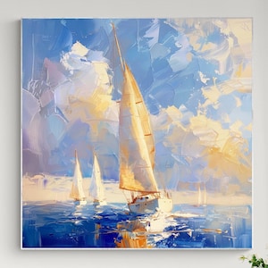 Könnte beinhalten: Ölgemälde von Segelbooten auf blauem Meer unter einem Himmel aus weißen und gelben Wolken. Das gerahmte Kunstwerk hängt an einer weißen Wand, mit einem kleinen Tisch und einer Blumenvase davor.
