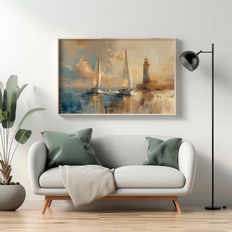 K&ouml;nnte beinhalten: &Ouml;lgem&auml;lde von Segelbooten auf dem Wasser mit einem Leuchtturm im Hintergrund, gerahmt in einem hellen Holzrahmen. Das Gem&auml;lde zeigt Farbt&ouml;ne von Blau, Beige und Wei&szlig; und schafft eine ruhige Meereslandschaft.