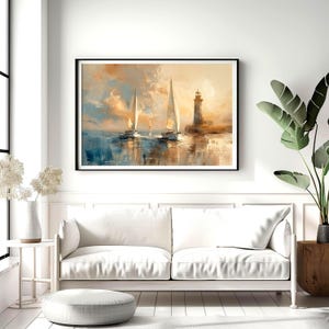 K&ouml;nnte beinhalten: Gerahmtes &Ouml;lgem&auml;lde mit Segelbooten auf dem Wasser in der N&auml;he eines Leuchtturms. Das Kunstwerk verwendet Blau-, Orange- und Wei&szlig;t&ouml;ne mit Reflexionen im Wasser. Das Gem&auml;lde wird &uuml;ber einem wei&szlig;en Sofa in einem Wohnzimmer gezeigt.
