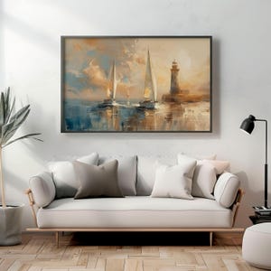 K&ouml;nnte beinhalten: Gerahmtes Gem&auml;lde einer K&uuml;stenlandschaft mit Segelbooten und einem Leuchtturm. Das Kunstwerk verwendet Blau-, Braun- und Wei&szlig;t&ouml;ne mit sichtbaren Pinselstrichen. Die Segelboote befinden sich auf dem Wasser, und der Leuchtturm steht rechts.