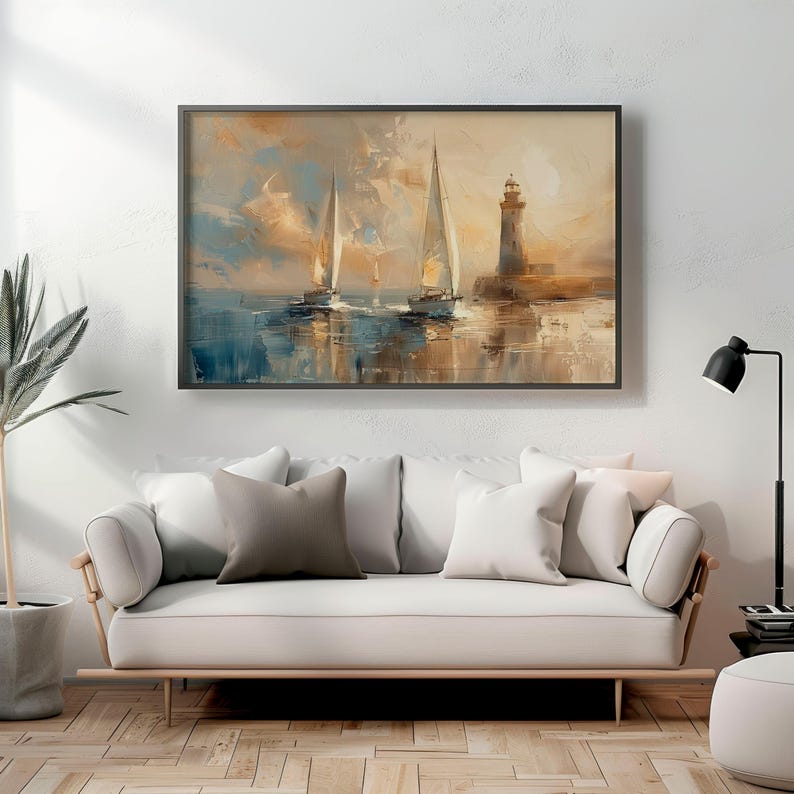 K&ouml;nnte beinhalten: Gerahmtes Gem&auml;lde einer K&uuml;stenlandschaft mit Segelbooten und einem Leuchtturm. Das Kunstwerk verwendet Blau-, Braun- und Wei&szlig;t&ouml;ne mit sichtbaren Pinselstrichen. Die Segelboote befinden sich auf dem Wasser, und der Leuchtturm steht rechts.