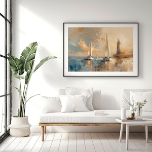 K&ouml;nnte beinhalten: Gerahmtes &Ouml;lgem&auml;lde mit zwei Segelbooten auf dem Wasser in der N&auml;he eines Leuchtturms. Das Kunstwerk verwendet Blau-, Creme- und Braunt&ouml;ne, wobei die wei&szlig;en Segel der Boote hervorgehoben werden. Das Gem&auml;lde h&auml;ngt &uuml;ber einem wei&szlig;en Sofa.