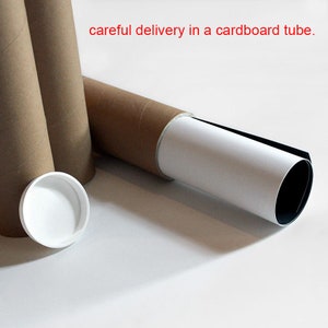 K&ouml;nnte beinhalten: Ein aufgerolltes Druckwerk mit wei&szlig;er Oberfl&auml;che und schwarzen R&auml;ndern ist teilweise in einer braunen Pappr&ouml;hre zu sehen. Ein wei&szlig;er Deckel liegt daneben. Der Text "careful delivery in a cardboard tube" ist rot.