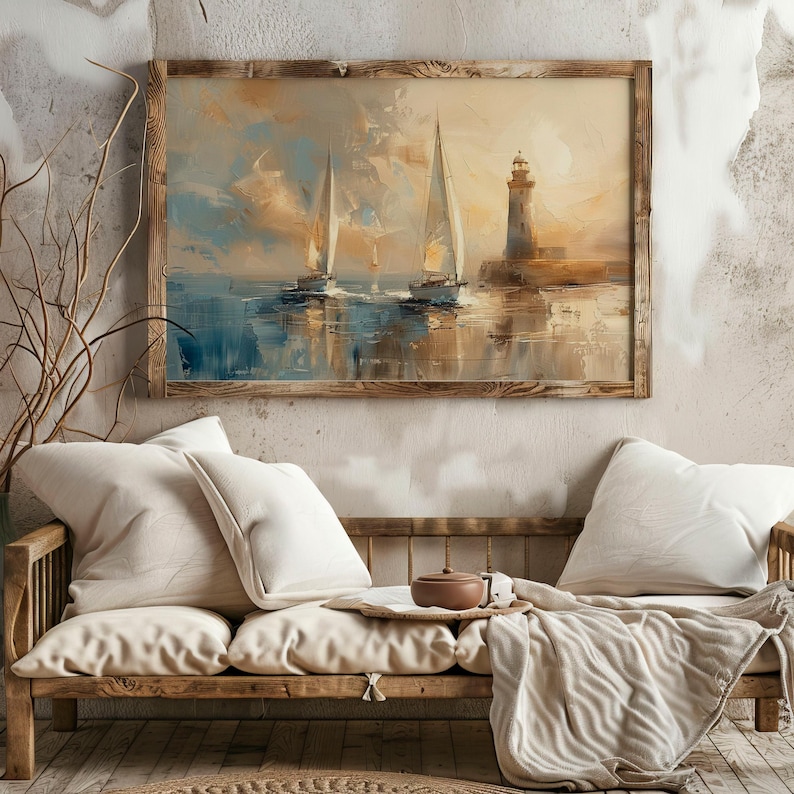 K&ouml;nnte beinhalten: Gerahmtes &Ouml;lgem&auml;lde mit Segelbooten und einem Leuchtturm auf dem Wasser. Das Kunstwerk verwendet Blau-, Braun- und Cremet&ouml;ne in einem impressionistischen Stil. Das Gem&auml;lde h&auml;ngt &uuml;ber einer Holzbank mit wei&szlig;en Kissen und einer Decke.