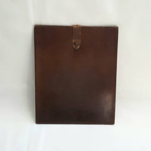 Cornice portatile in pelle: un'insolita cornice vintage rilegata in pelle (pieghevole) per fotografie/avvisi/menù, ecc., di dimensioni quasi A4.