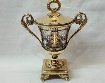 Un llamativo e imponente confitero o drageoir antiguo de plata dorada de Louis Dupré, un maestro platero que trabajó en París alrededor de 1830.