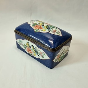 Antique French box - a beautiful antique porcelain dressing table box by Samson, Edmé et Cie of Paris, in the manner of Japanese Canton ware