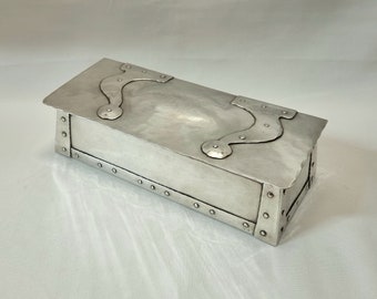 Caja de mesa de plata antigua: una hermosa y grande caja de mesa de plata maciza de 10" de Arts & Crafts, posiblemente una pieza de la Escuela de Artes que pese más de 1 kg.
