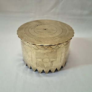 アンティーク真鍮スタンド - 珍しい第一次世界大戦のドイツの「塹壕アート」薬莢をディスプレイスタンドに改造したもの (または植木鉢としても使用可能)。