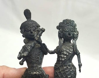 Indische Bronzefiguren – ein antikes oder Vintage-Figurenpaar aus im Wachsausschmelzverfahren gegossener indischer Bronze, dunkel patiniert und angelaufen.