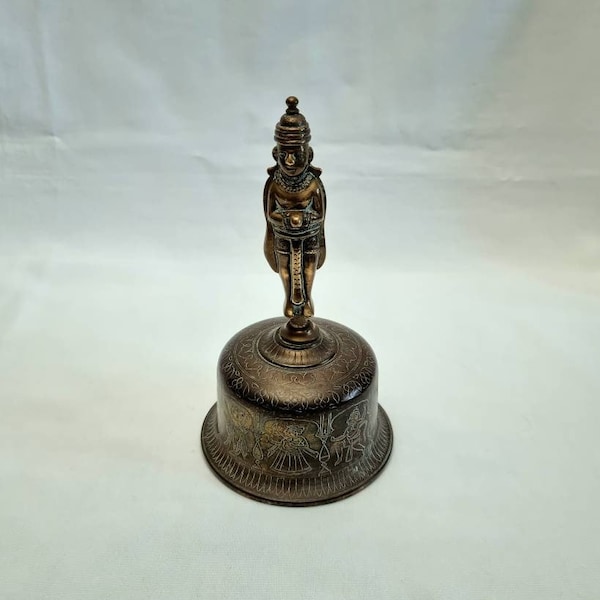 Cloche indienne en bronze - une ancienne cloche de temple en bronze d'Asie du Sud avec une poignée décorative double face et huit personnages dont Ganesh.