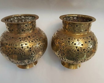 Lanterne indiane in ottone: un'insolita coppia di antichi vasi/vasi indiani in ottone traforato, reticolati e ideali per l'uso come moderne lampade da tè.