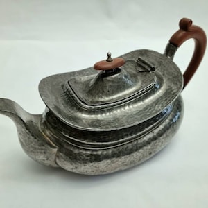 Théière en étain ancienne - une théière en étain martelé de style géorgien des années 30 par Barker Brothers of Birmingham, estampée de leur marque Unity Pewter.