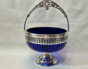 En elegant antik WMF (Württembergische Metallwarenfabrik) jugendstil jugendstil silverpläterad och koboltglasskål med handtag.