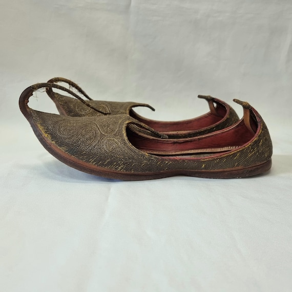 An attractive pair of antique Punjabi jutti shoes from the Punjab region of India or Pakistan, dating to the early 20th Century.