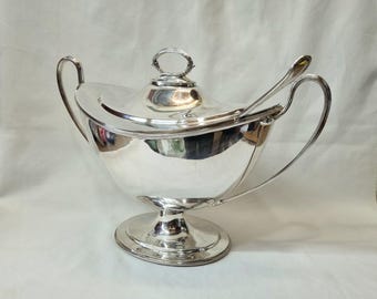 Un'enorme e imponente zuppiera e mestolo in stile Adam placcati in argento antico di William Hutton & Sons(s), progettati nello stile Regency del 1810 circa