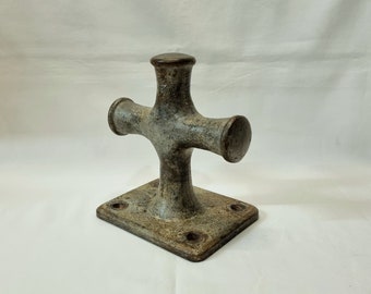 Large antique cast iron mooring cleat, genuine old 'T' bar bollard, an early 20th Century nautical tie post in unpainted condition.