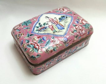 Chinese Canton enamel box - an antique Far Eastern lidded table box with lozenge pictorial panel on pink ground, a very pretty item.