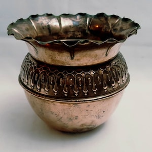 Antique copper planter, an early 20th Century antique copper jardiniere with stylised fuchsia bud designs and a scalloped rim.