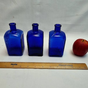 Antike Giftflaschen - ein ungewöhnliches Set von drei antiken viereckigen kobaltblauen Giftflaschen, auf drei Feldern geriffelt, selten in dieser Form.
