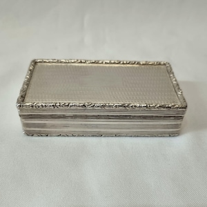 A good example of a William IV sterling silver table snuff box by Edward Smith, weighing 159g, with a gilt interior and vacant cartouche.