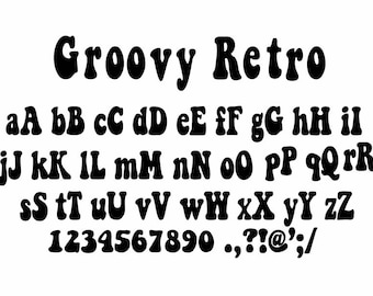 Könnte beinhalten: Ein Schriftalphabet-Diagramm mit dem Wort "Groovy Retro" in einer fetten, stilisierten Schrift. Das Alphabet ist in Groß- und Kleinbuchstaben, gefolgt von Zahlen und Satzzeichen.