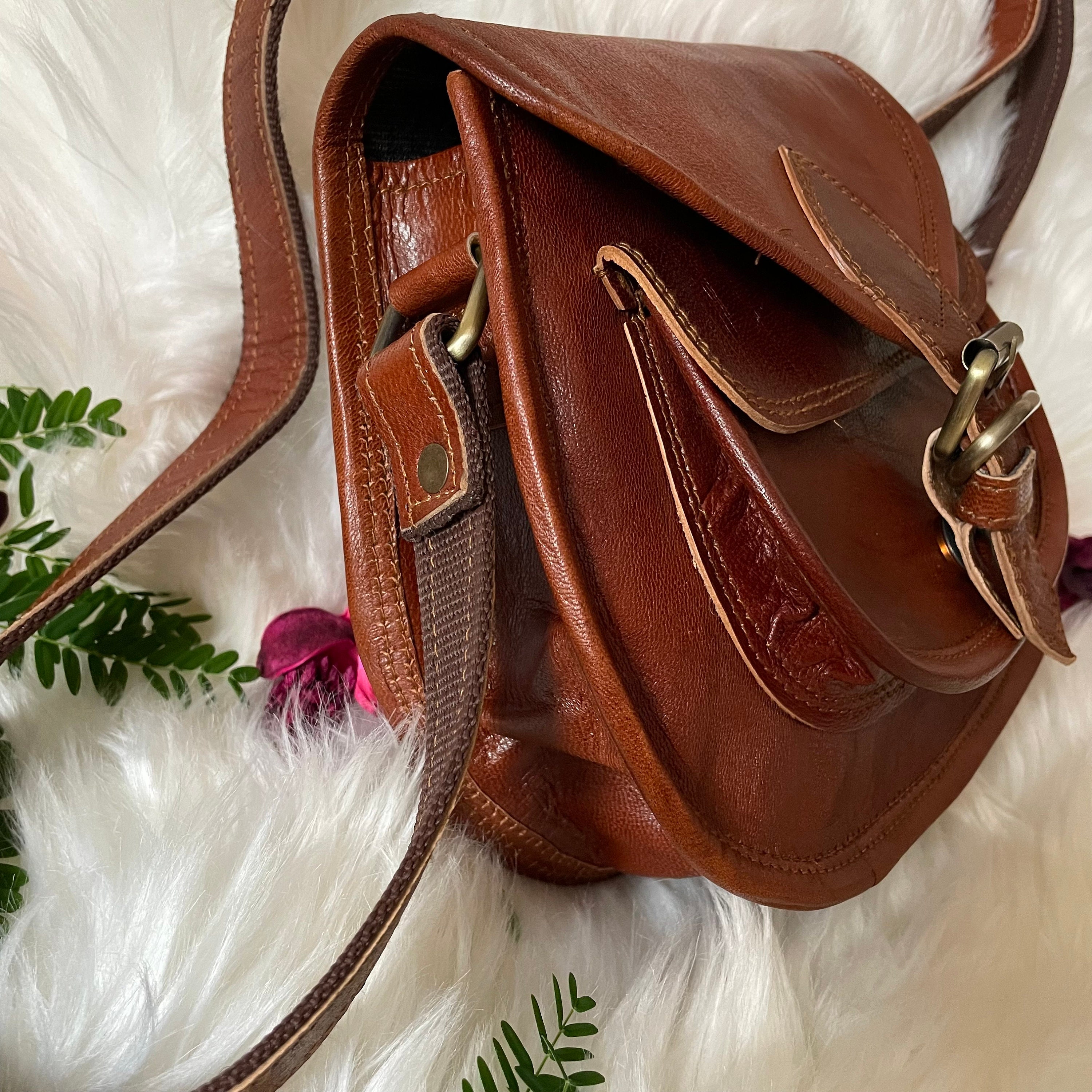 Leather Saddle bag Crossbody purse adjustable strap Coral color VIOLETTA in  2023 | Leather saddle bags, Purses crossbody, Saddle bag purse
