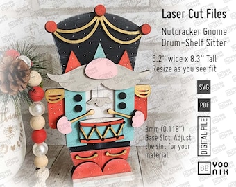 Digitaler Nussknacker Wichtel mit Trommel Stehregal Table Sitter Laser Cut-Dateien in SVG und PDF. Weihnachten Nussknacker Sitter Laser schneiden