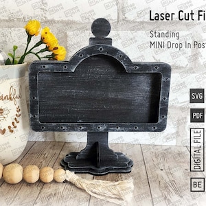Mini montante da tavolo alto 6,7" con file tagliati al laser in formato SVG e PDF da inserire nei mini cartelli del nostro negozio. Mini montante per ringhiera per vassoio a più livelli