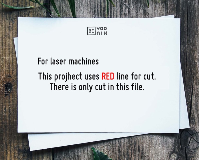 Op de afbeelding: Een wit vel papier met de tekst "For laser machines This project uses RED line for cut. There is only cut in this file." erop gedrukt.