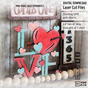 Amore in piedi con cuori e frecce. File tagliati al laser in SVG e PDF per mini post laterali o singolarmente. Aggiungi un lampione laterale di San Valentino.
