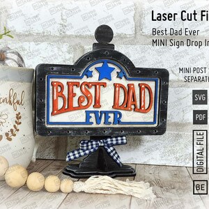 Puede incluir: Archivo de corte por láser para un letrero de madera que dice "Best Dad Ever". El letrero es negro con acentos rojos, blancos y azules. Es un letrero pequeño que se puede usar como un inserto para un letrero más grande.