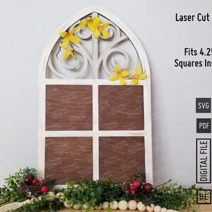 Op de afbeelding: Wit houten boogvensterframe met een decoratief scrollontwerp. Het frame heeft vier vierkante openingen die kunnen worden gebruikt om vierkante foto's of kunstwerken van 10,8 cm in te voegen. Het frame is versierd met gele bloemen. De tekst "Laser Cut Files", "Fits 4.25" Squares Inserts", "SVG", "PDF", "DIGITAL FILE", "BE YOO NIK" is zichtbaar op de afbeelding.